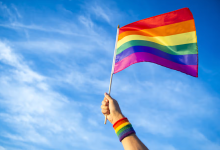 Photo of O tânără LGBT susține că ar fi fost percheziționată și șantajată de polițiști. Oamenii legii au o altă versiune