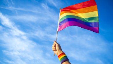 Photo of O tânără LGBT susține că ar fi fost percheziționată și șantajată de polițiști. Oamenii legii au o altă versiune