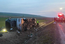 Photo of video, foto | S-a răsturnat un autocar de pe ruta Chișinău-București. Un mort și 15 răniți