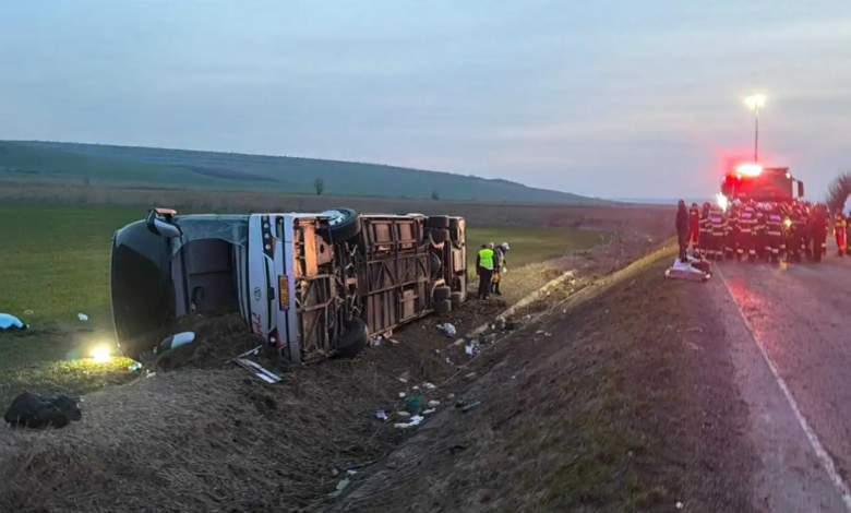 Photo of video, foto, update | S-a răsturnat un autocar de pe ruta Chișinău-București. Un mort și 15 răniți