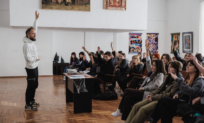 Photo of foto | Elevii Colegiului de Arte Plastice „Alexandru Plămădeală” vor crea o lucrare de video mapping care va fi proiectată la ACT Festival 2026