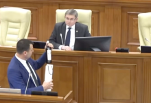 Photo of video | Costiuc a venit în Parlament cu un cadou pentru Grosu: „Există o bănuială că este din colecția lui Șor”