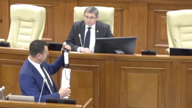 Photo of video | Costiuc a venit în Parlament cu un cadou pentru Grosu: „Există o bănuială că este din colecția lui Șor”