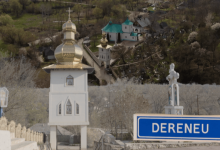 Photo of video | Paștele dezbinării la Dereneu: credincioșii, împărțiți între două biserici din aceeași curte