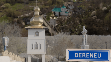 Photo of video | Paștele dezbinării la Dereneu: credincioșii, împărțiți între două biserici din aceeași curte