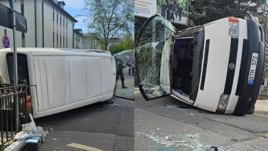 Photo of video | Accident la Telecentru: microbuz răsturnat după impactul cu un troleibuz