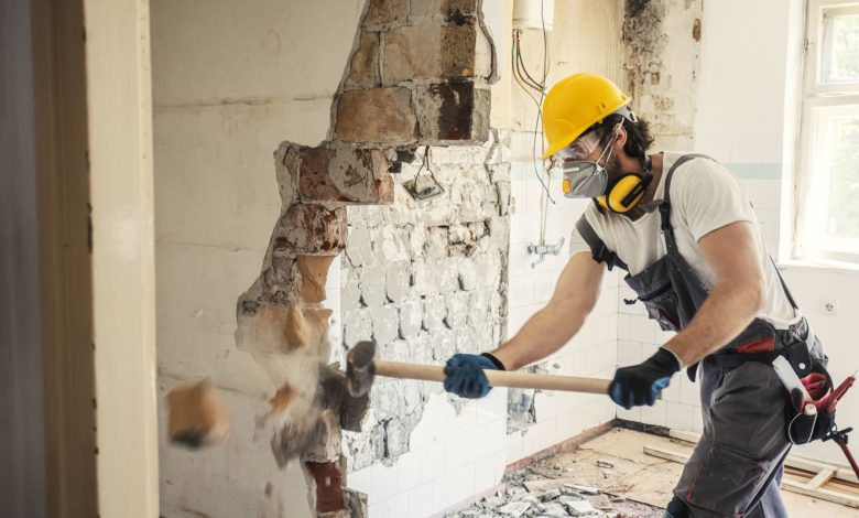 Photo of „Nu aveam altă soluție”: Un francez și-a demolat casa ca să scape de persoanele care îi ocupau ilegal locuința