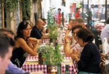 Photo of Tendință nouă în horeca: Tot mai multe baruri și restaurante din SUA interzic utilizarea telefoanelor mobile