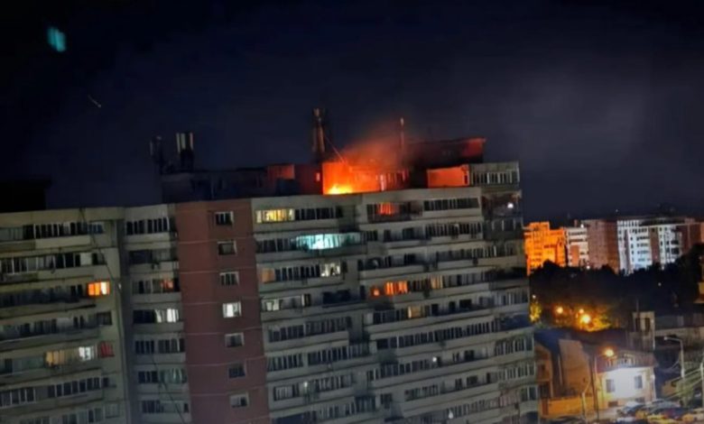 Photo of video | O dronă cu explozibil s-a prăbușit pe un bloc din Galați. Două persoane rănite, zeci de oameni – evacuați