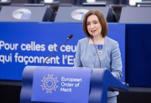 Photo of video, foto | Aplauze în Parlamentul European: Maia Sandu, decorată cu Ordinul European de Merit. Detalii despre distincție