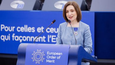 Photo of video, foto | Aplauze în Parlamentul European: Maia Sandu, decorată cu Ordinul European de Merit. Detalii despre distincție