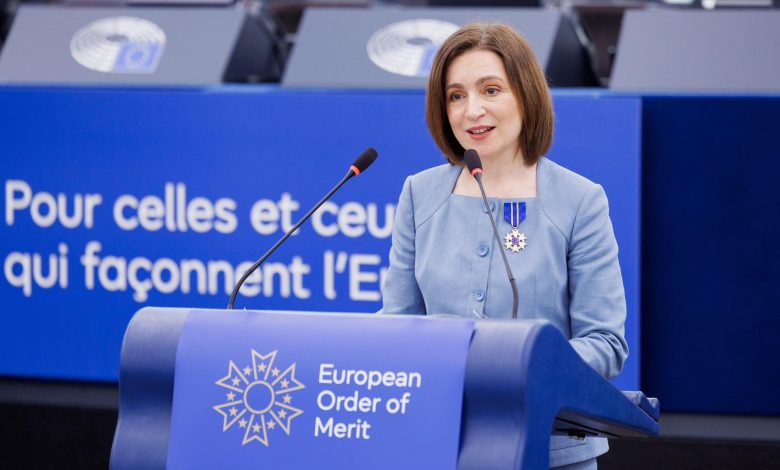 Photo of video, foto | Aplauze în Parlamentul European: Maia Sandu, decorată cu Ordinul European de Merit. Detalii despre distincție