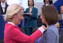 Photo of video | Aplauze în Parlamentul European: Maia Sandu, decorată cu Ordinul European de Merit. Detalii despre distincție