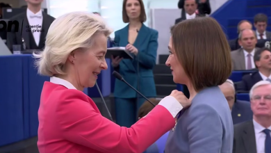 Photo of video | Aplauze în Parlamentul European: Maia Sandu, decorată cu Ordinul European de Merit. Detalii despre distincție