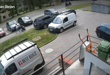 Photo of video | Doi tineri pe trotinetă au lovit o mamă cu copilul ei chiar pe trotuar