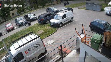 Photo of video | Doi tineri pe trotinetă au lovit o mamă cu copilul ei chiar pe trotuar