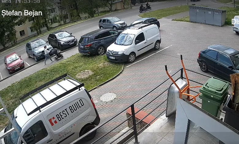 Photo of video | Doi tineri pe trotinetă au lovit o mamă cu copilul ei chiar pe trotuar