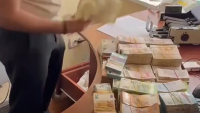 Photo of video | Cinci persoane, reținute după ce au convins o femeie să ia credite și să le transfere bani