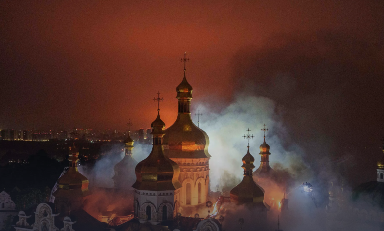 Photo of foto, video | Mănăstirea Lavra Pecerska, simbol al Ucrainei, în flăcări după un atac cu rachete balistice asupra Kievului