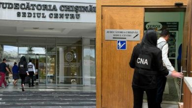 Photo of Peste 10.000 de euro pentru hotărâri favorabile. Un avocat și un angajat al unei instanțe din Chișinău, reținuți
