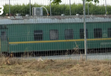 Photo of video | „Apă nu este. De dormit nu e bine.” Zeci de muncitori din Bangladesh și Nepal, cazați în vagoane de tren în Chișinău
