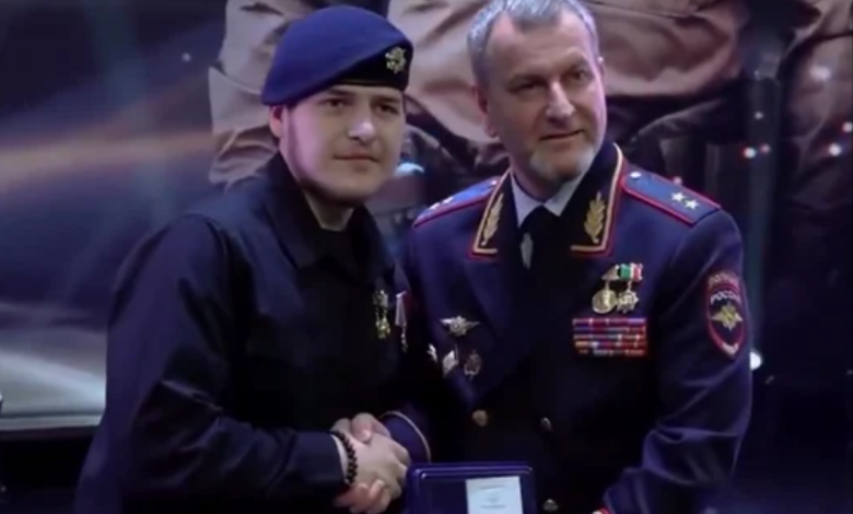 Photo of video | Fiul lui Kadîrov, decorat de poliția rutieră în ciuda unui accident mortal