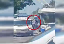 Photo of video | Cerșetori falși, depistați în Chișinău. Trei persoane exploatau copii pentru a cere bani în trafic