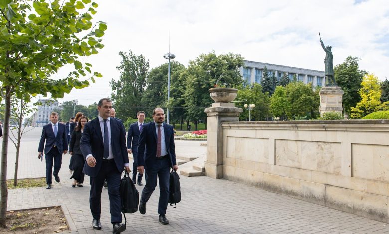 Photo of video, update | Guvernul Tofan a fost votat de parlament. Va depune jurământul miercuri la președinție