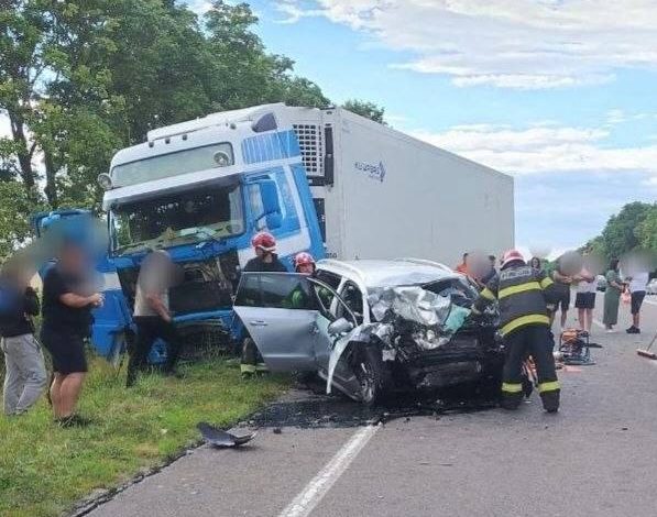 Photo of Un bărbat a murit după ce ar fi intrat cu mașina pe contrasens, lovindu-se frontal de un camion