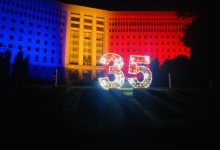 Photo of foto | Clădirea Parlamentului, iluminată în culorile tricolorului de Ziua Independenței