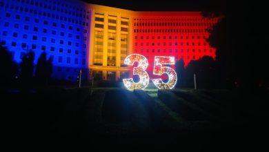 Photo of foto | Clădirea Parlamentului, iluminată în culorile tricolorului de Ziua Independenței