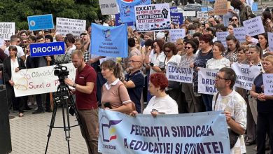 Photo of Angajații din educație nu mai ies la protest pe 1 septembrie: „Suspendarea protestelor NU înseamnă renunțarea la revendicări!”