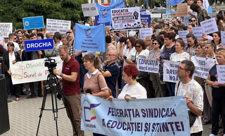 Photo of Angajații din educație nu mai ies la protest pe 1 septembrie: „Suspendarea protestelor NU înseamnă renunțarea la revendicări!”