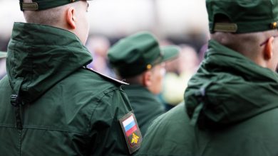 Photo of „Găsește-ți un soldat și așteaptă să fie ucis”: Escrocheria „văduvelor negre” ia amploare în Rusia