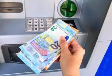 Photo of video | Euro cu urme de la sisteme antifurt, depuși în bancomate din capitală. Doi bărbați, cercetați pentru spălare de bani