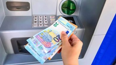 Photo of video | Euro cu urme de la sisteme antifurt, depuși în bancomate din capitală. Doi bărbați, cercetați pentru spălare de bani