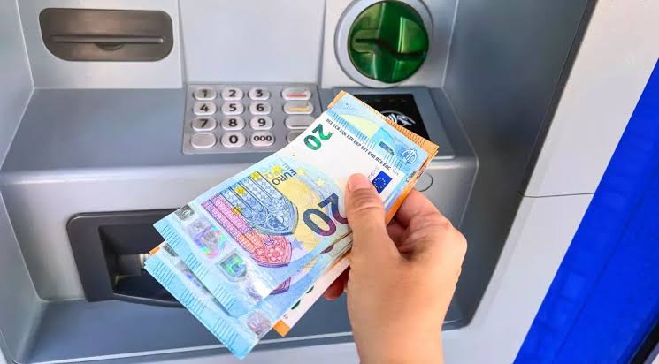Photo of video | Euro cu urme de la sisteme antifurt, depuși în bancomate din capitală. Doi bărbați, cercetați pentru spălare de bani