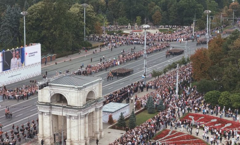 Photo of foto, video | De la blindate la sisteme antiaeriene și peste 2.000 de militari: cum a fost la parada de Ziua Independenței