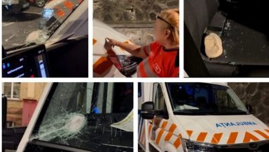 Photo of video | Ambulanţă atacată cu topoarele în România, după ce într-un clip pe TikTok s-a afirmat că „fură copii”. Trei tineri reținuți
