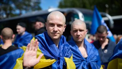 Photo of Prizonierii ucraineni ar primi hrană specială înainte de schimburi pentru a părea în stare mai bună. Ucraina acuză Rusia că maschează condițiile de detenție
