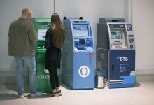 Photo of Rușii își retrag masiv banii din bănci, de teamă că statul le-ar putea confisca economiile pentru război