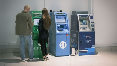Photo of Rușii își retrag masiv banii din bănci, de teamă că statul le-ar putea confisca economiile pentru război