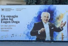 Photo of Eugen Doga, reprezentat cu șase degete pe un banner. Reacția Primăriei Chișinău