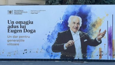 Photo of Eugen Doga, reprezentat cu șase degete pe un banner. Reacția Primăriei Chișinău