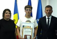 Photo of foto | IGSU l-a decorat pe adolescentul care a ajutat la salvarea unui bărbat din incendiu