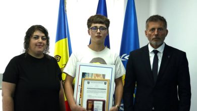 Photo of foto | IGSU l-a decorat pe adolescentul care a ajutat la salvarea unui bărbat din incendiu
