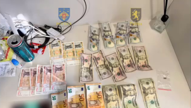 Photo of video | 32 de persoane ar fi fost înșelate prin vânzarea fictivă de tractoare și mașini. Trei persoane, pe banca acuzaților