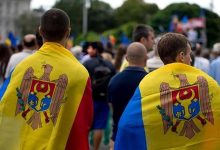 Photo of Tot mai puțini moldoveni se întorc în țară, iar banii trimiși acasă scad. Avertismentul unui demograf