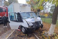Photo of Tragedie la Soroca: Un bărbat a murit după ce microbuzul pe care îl conducea a lovit un copac