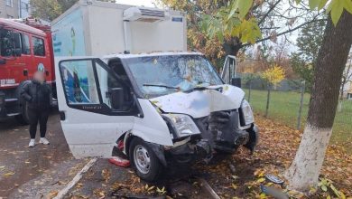 Photo of Tragedie la Soroca: Un bărbat a murit după ce microbuzul pe care îl conducea a lovit un copac